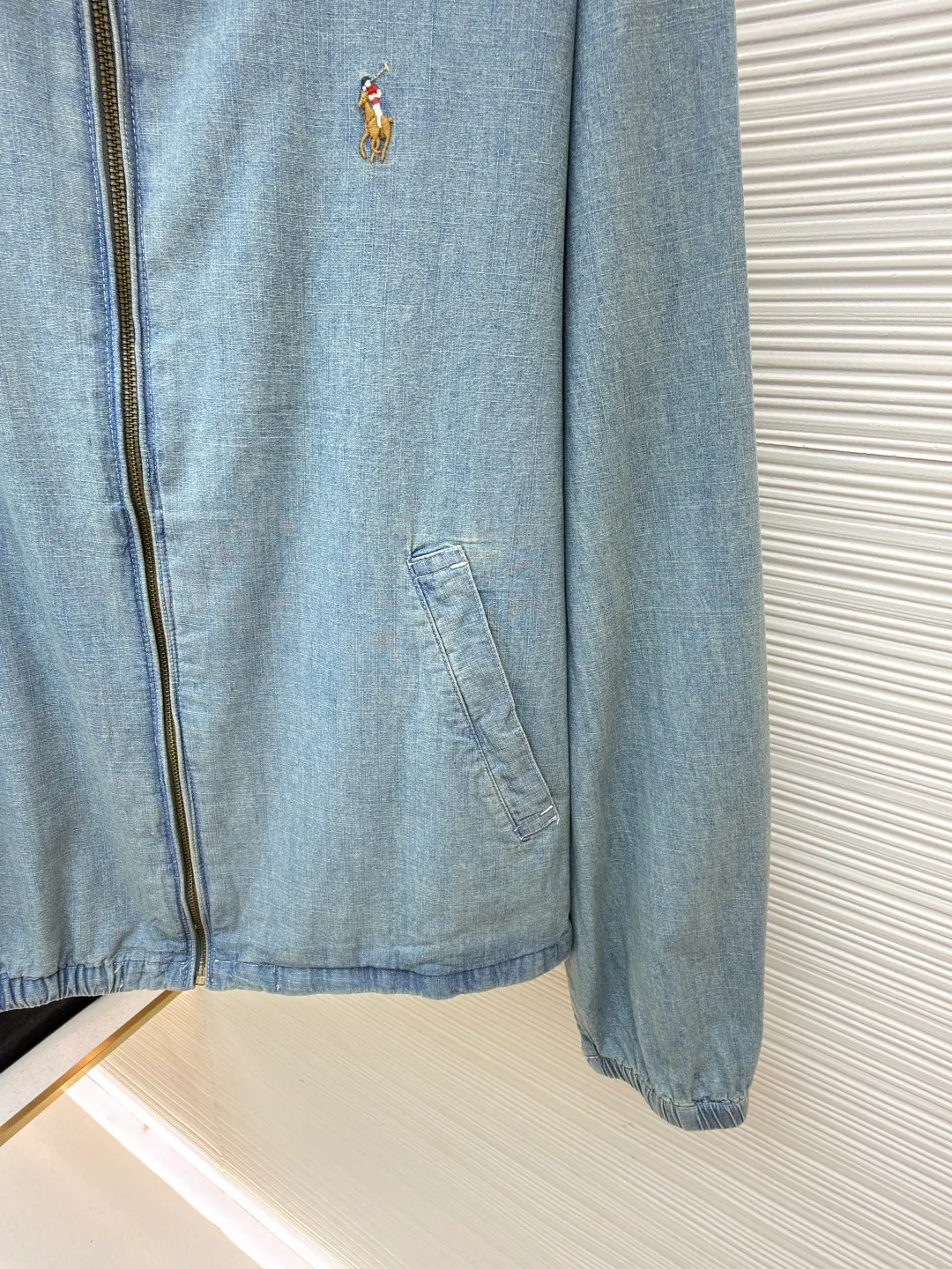 Ralph Lauren colorful embroidered denim jacket ●Original version: Purchased and developed for 2690 ●Item number: 1681834-B15 ●Material: cotton denim fabric ●Technology: embroidery production ●Color: blue ●Version: Fitted version ●Weight: about 460 grams ●Size: S-M-L-XL ●Description: Custom dyed cloud-like plain cotton denim Soft and silky Comfortable and skin-friendly Mist indigo A denim poem dyed with time The exquisite colorful pony logo on the left chest jumps into indigo, which is highly recognizable. It carries an atmosphere of freedom and vitality. It is a symphony of pure and smart colors. The neckline is neatly folded. The details that are stunning at a glance are critical. The classic is reconstructed with a neat silhouette. Even walking is designed to be easy. Imported machine embroidery technology is used. Advanced computer control systems and precision mechanical components are used to realize colorful pony embroidery operations. High precision. The lines are smooth and delicate. The template machine opens the bag. The preset template guides the position, shape and size of the bag opening. The accuracy ensures the quality of the bag opening effect. The hem is made at one time using a three-needle waist-drawing machine. The elastic band and the fabric are sewn together in the same process using the special needle position and feeding mechanism of the machine. The three-needle design is stronger and can evenly distribute pressure. Make sure the elastic band is closely attached to the fabric, use the washing and frying process, give priority to the special desizing agent, and then soak the fabric in it to evenly receive the sizing. After desizing, finally rinse it. The workmanship is extremely complicated and the loss is high. The overall wiring is straight and delicate, the fabric is comfortable and soft, and the color is consistent without color difference. It can be matched with the same style to create a fashionable look and control various occasions. Customized accessories, complete with three standards, same style for men and women!